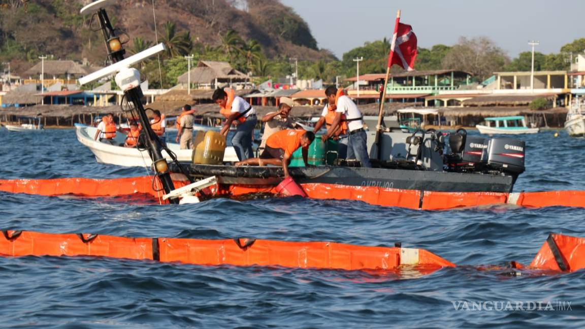 Se hunde barco remolcador en Acapulco y derrama combustible