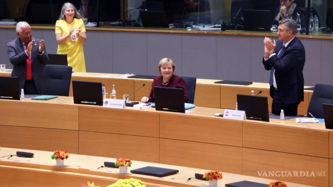 Líderes europeos ovacionan y dan gracias a Angela Merkel