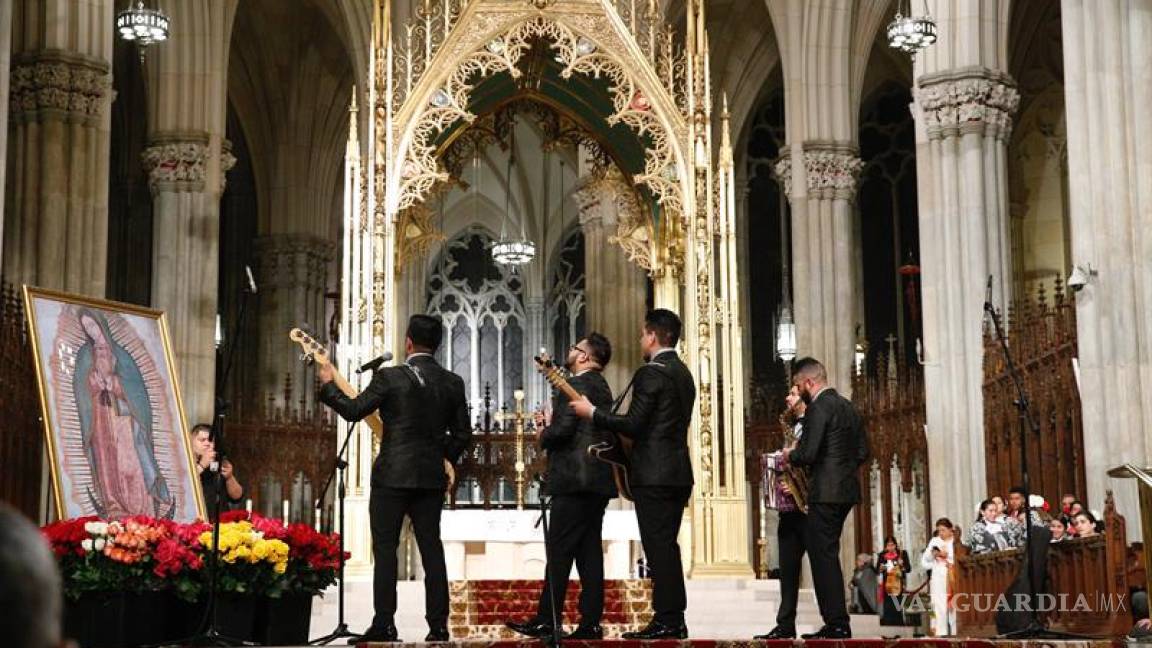 Mexicanos cantan las mañanitas a la Guadalupana en catedral de Nueva York