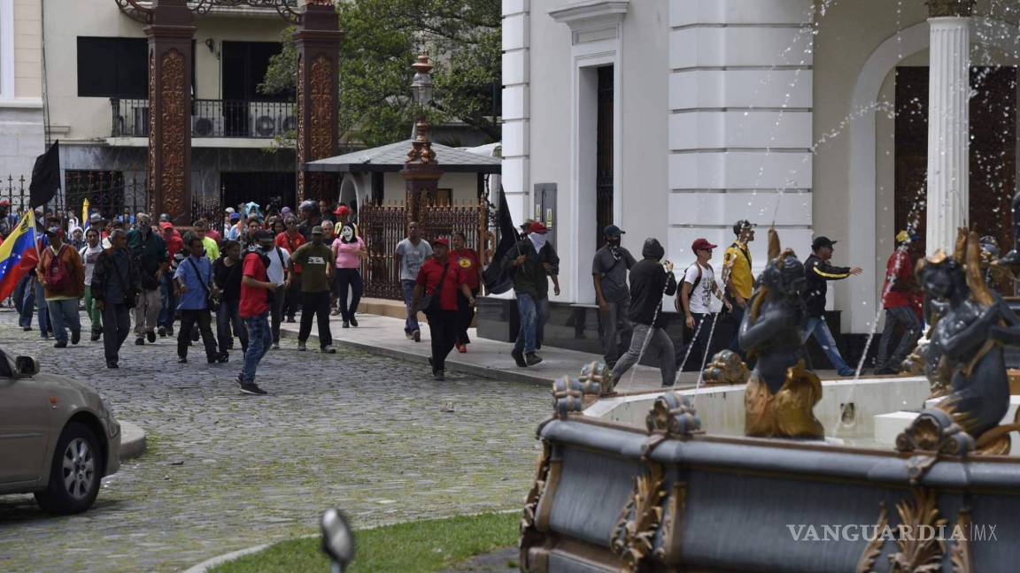 Seguidores de Maduro irrumpen en el Parlamento y hieren a diputados
