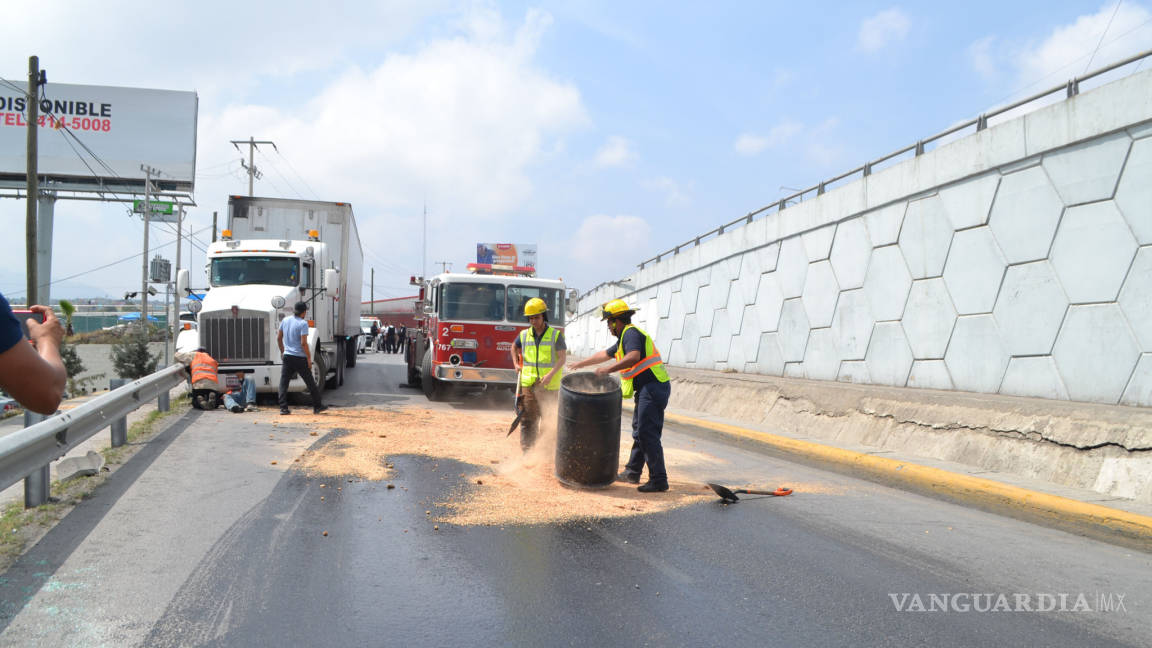 Por evitar choque, impacta una barrera