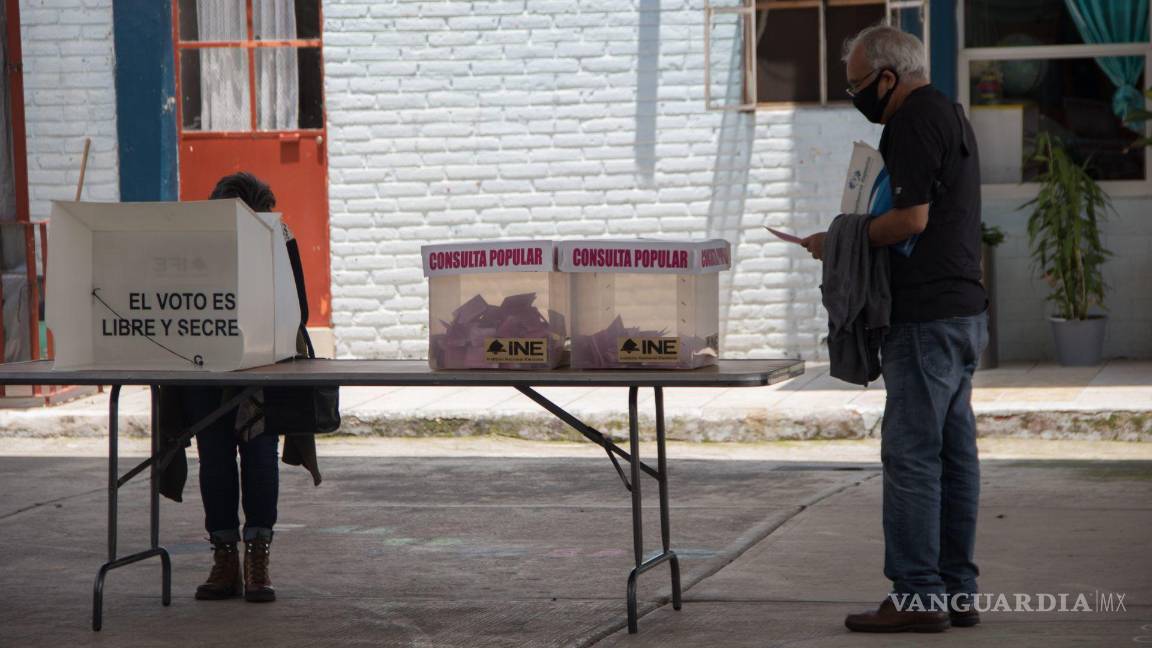 $!Con la elección presidencial ganada, López Obrador comenzó a promocionar y analizar las obras de su gestión por lo que empezó a echar mano de su método de consulta ciudadana.