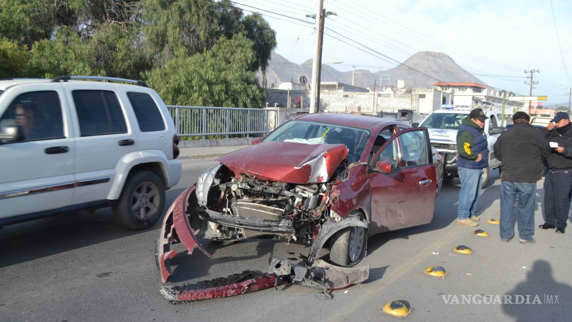 Intenta evitar un choque, volantea y estrella su auto en calles de Saltillo