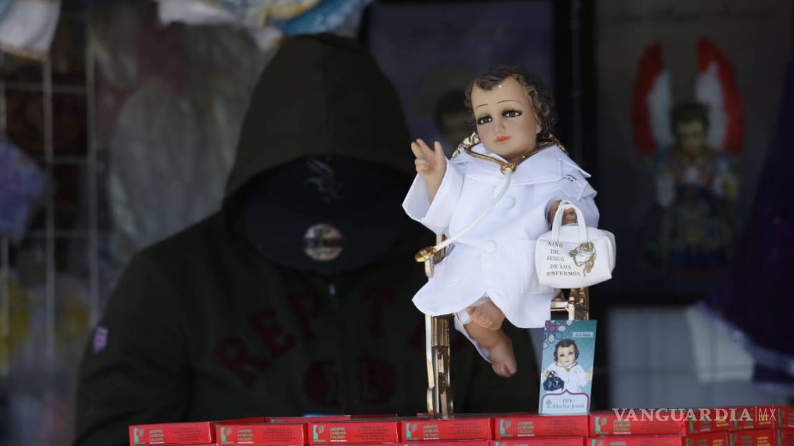 Saltillo: visten con batas a Niño Dios y rinden homenaje a personal médico