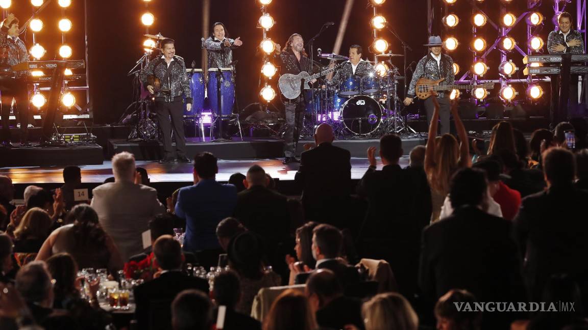 $!Marco Antonio Solís se presenta durante el evento Persona del Año de la Academia Latina de la Grabación en el Michelob Ultra Arena en el Mandalay Bay.