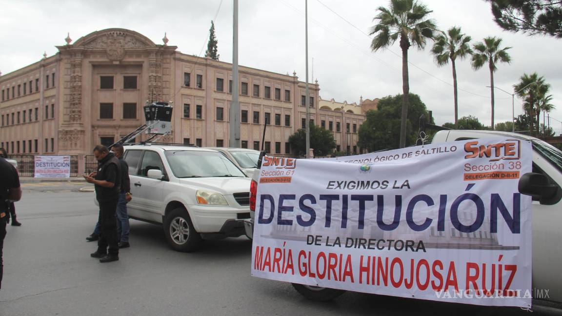 Con bloqueo de bulevar exigen destitución de la directora del Tecológico de Saltillo