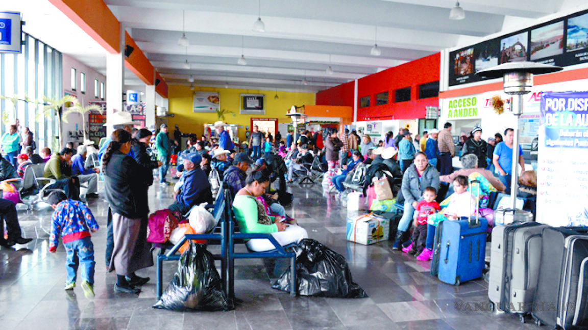 Varados hasta 12 horas viajeros en Central de Autobuses de Saltillo