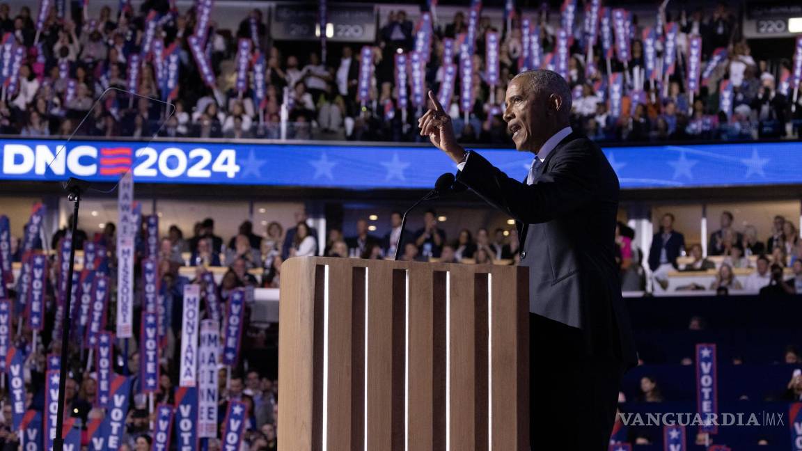 $!El expresidente estadounidense Barack Obama da un discurso en la segunda noche de la Convención Nacional Demócrata (DNC) en el United Center en Chicago.