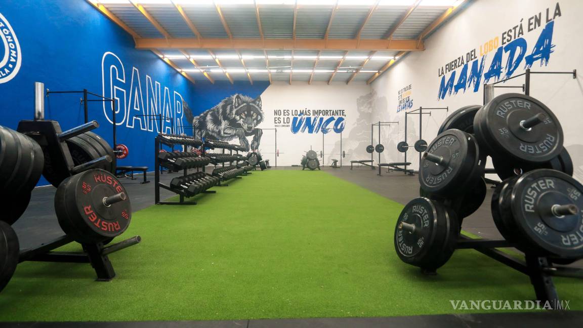 $!El gimnasio de pesas “La Casa de los Lobos” cuenta con barras, mancuernas, racks, máquina Smith y área de pasto sintético para la preparación física del equipo.