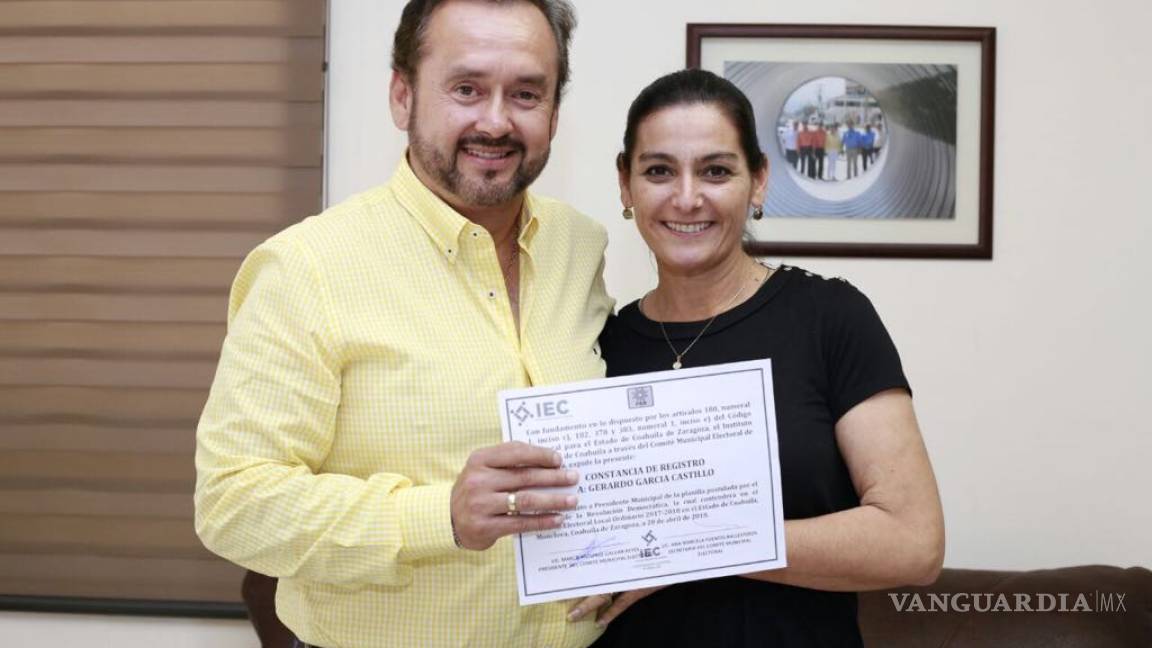 Gerardo García recibe su constancia como candidato del PRD a la alcaldía de Monclova