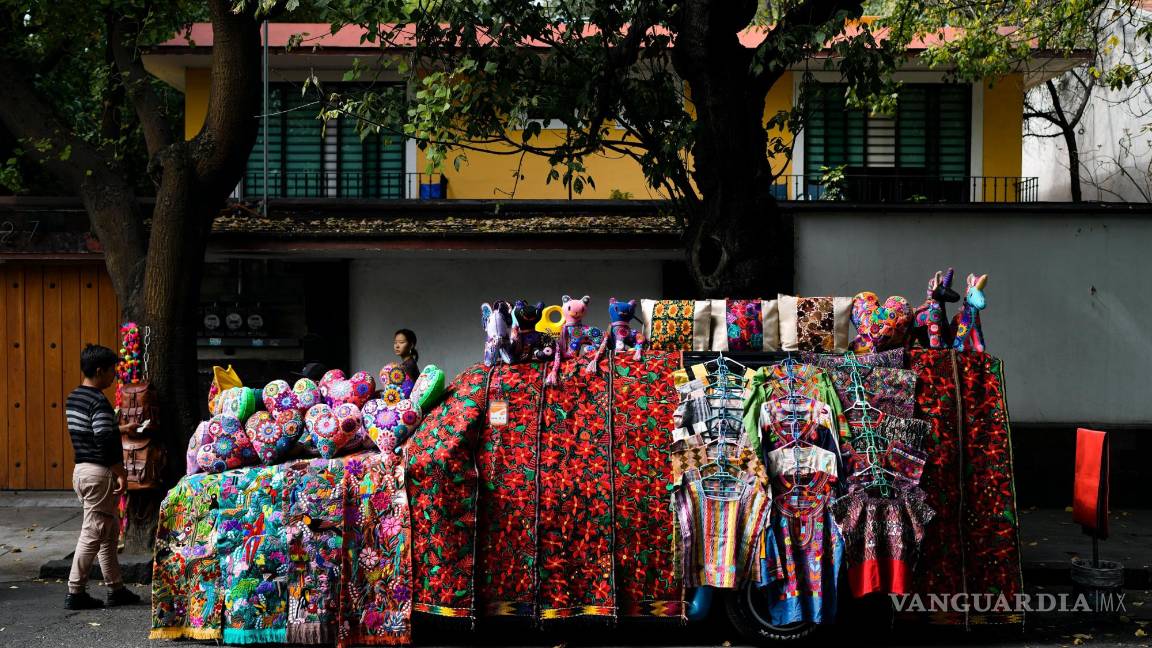 $!Un automóvil cubierto de artesanías a la venta está estacionado en una calle de la Ciudad de México, el 4 de diciembre de 2023.