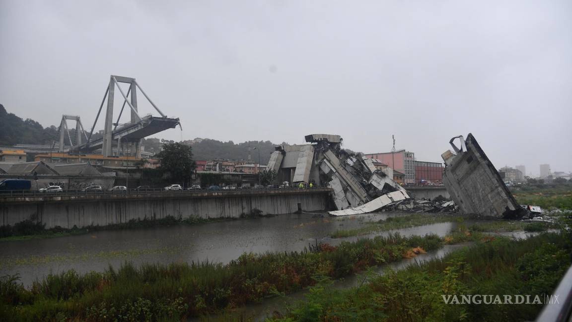 Se desploma un puente en Génova y varios vehículos caen al vacío (Fotogalería)