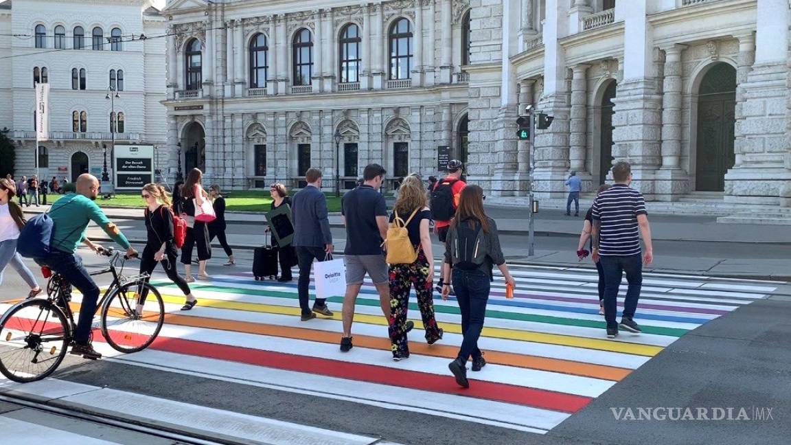 Viena celebra el EuroPride con paso peatonal con los colores de la bandera LGTB