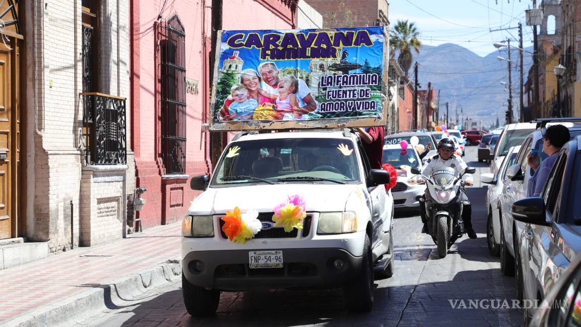 $!En Saltillo Iglesia Católica festeja con caravana el Día de la Familia