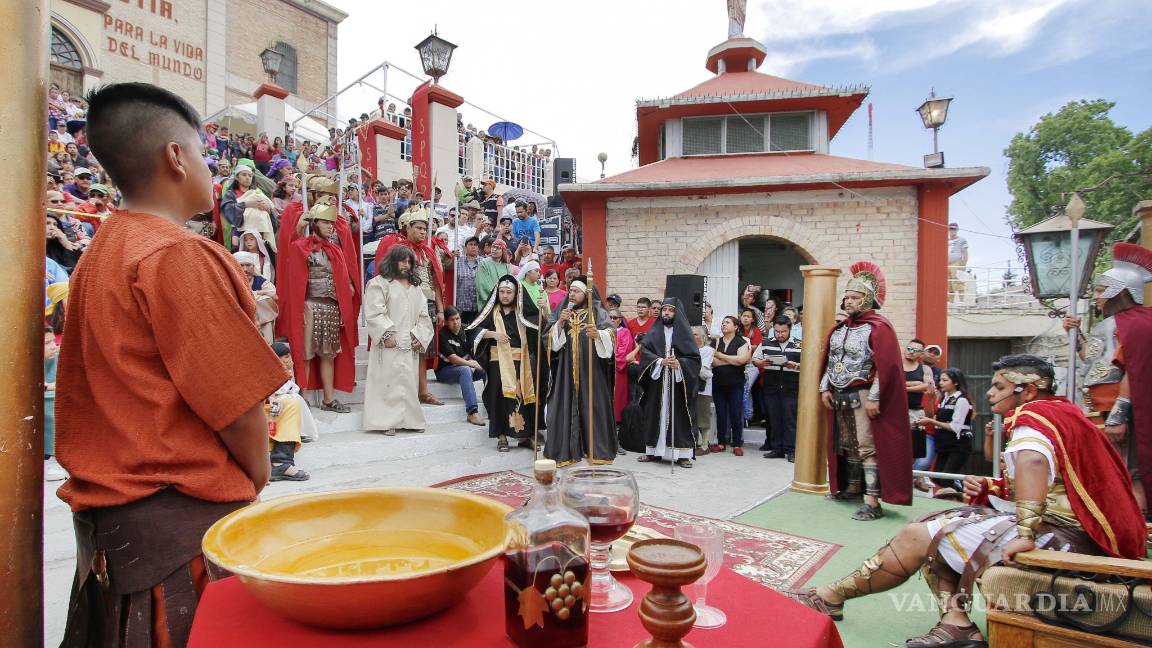 $!En Saltillo acuden más de 12 mil personas al Vía Crucis del Ojo de Agua