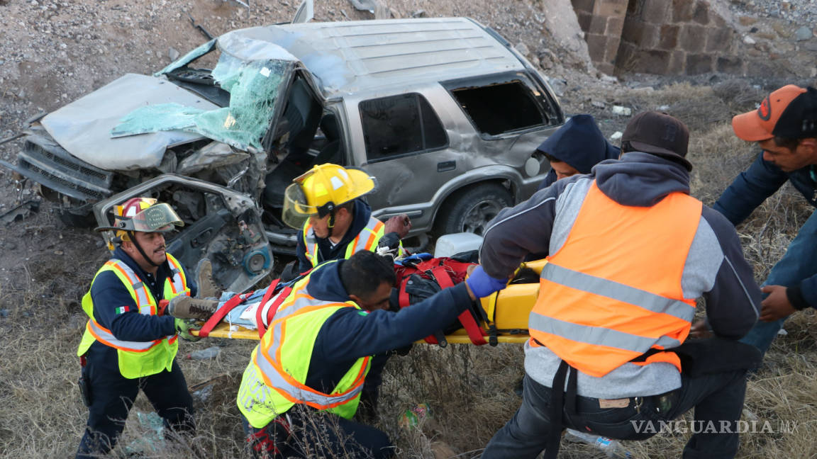 En Coahuila conductor sufre aparatoso accidente en carretera a Zacatecas; encuentran mariguana al rescatarlo
