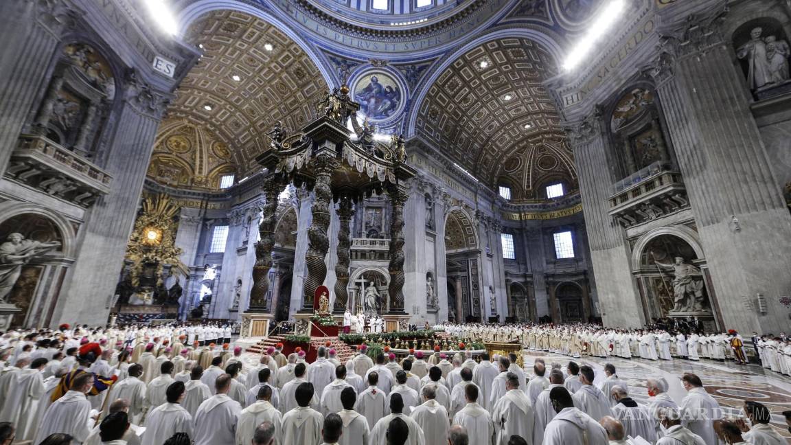 $!El Papa Francisco (centro, al fondo) asiste a la Misa Crismal dentro de la Basílica de San Pedro, en el Vaticano.