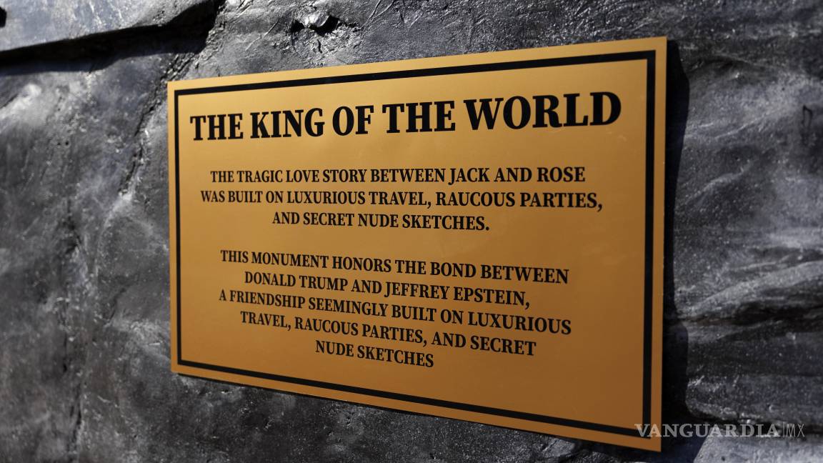 $!Una estatua que representa al presidente de Estados Unidos, Donald Trump, junto al fallecido magnate Jeffrey Epstein, acusado de tráfico sexual, fue colocada en el National Mall.