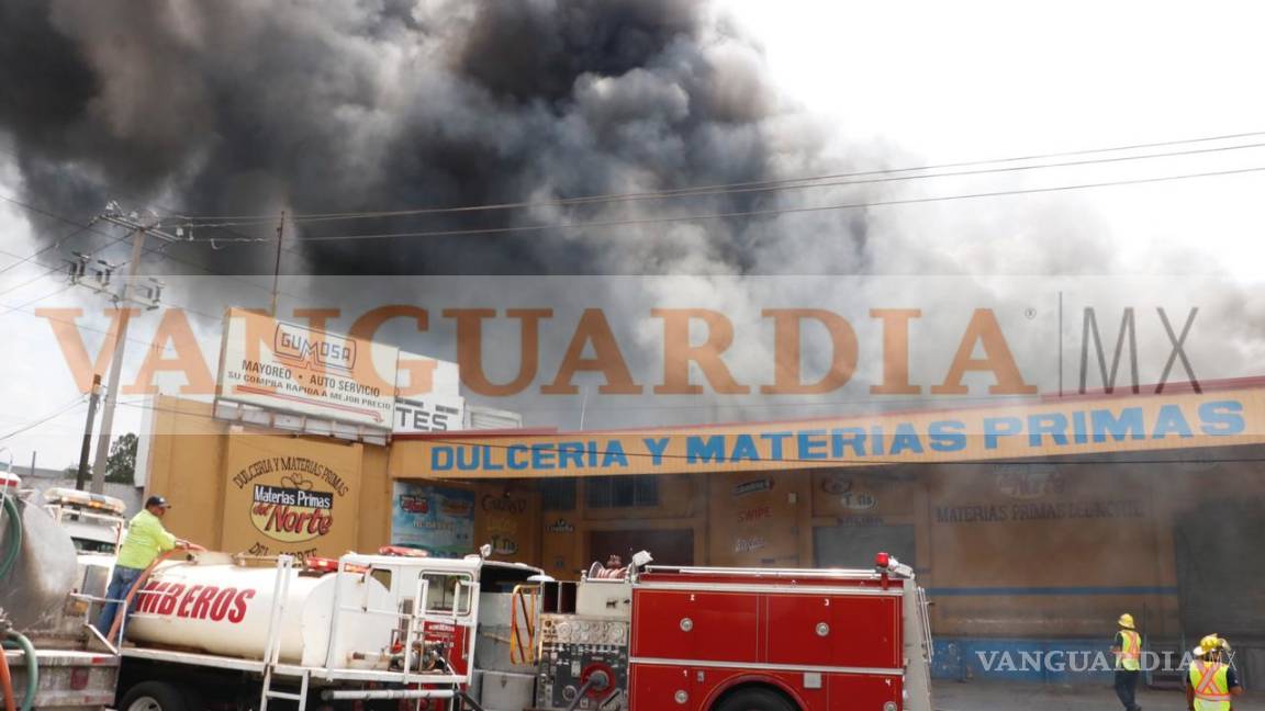 $!Fuerte incendio en bodega a la altura de la Central de Abastos alarma a Saltillo