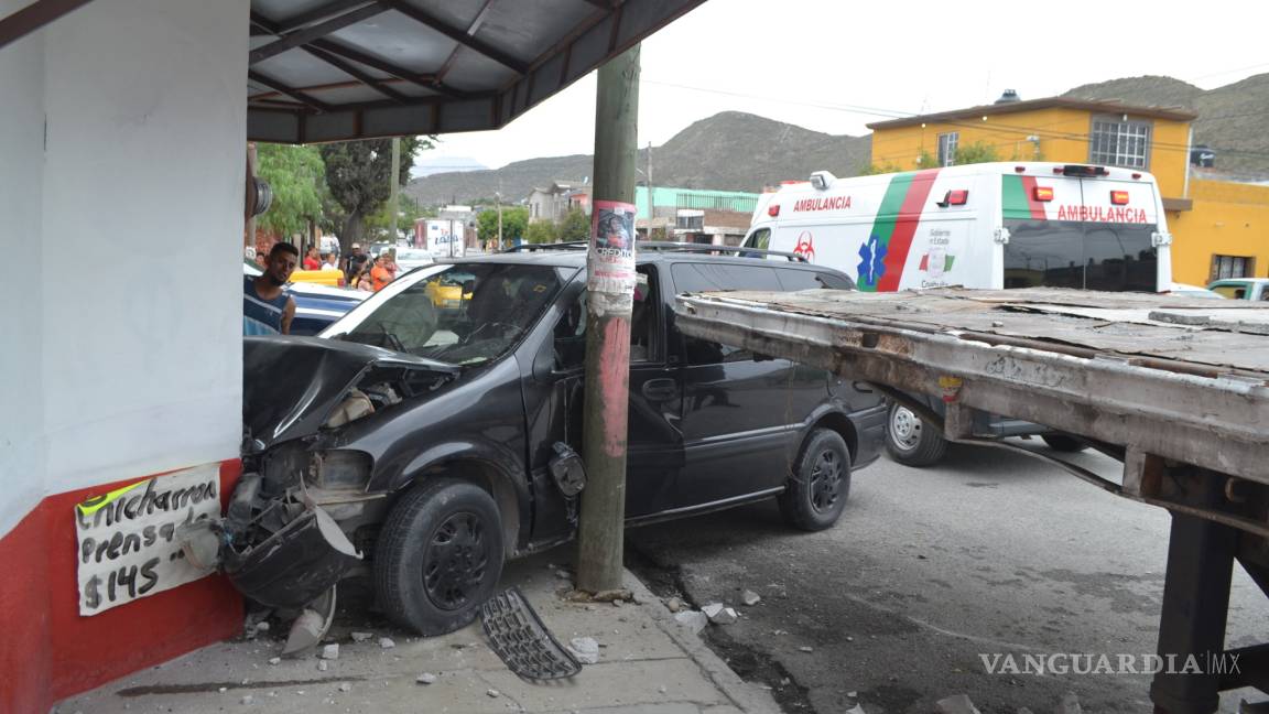 Estrella su camioneta contra una carnicería en colonia Guayulera de Saltillo