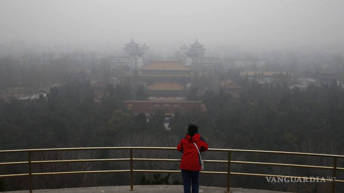 $!Una nube espesa y gris envuelve a Beijing en por segundo día