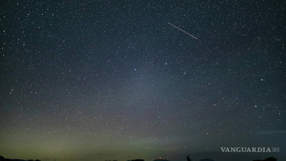 $!Este fenómeno celeste es una de las lluvias de meteoros más esperadas del año y promete cerrar el mes con una noche mágica.