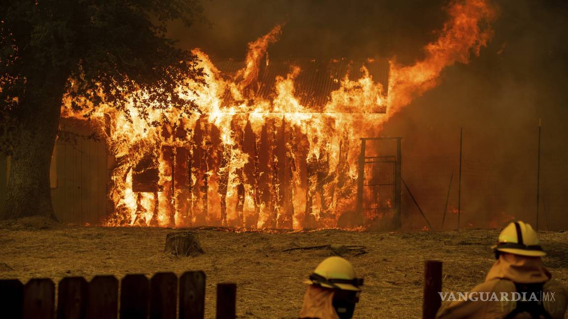 Un millar de casas consumidas por voraces llamas en California