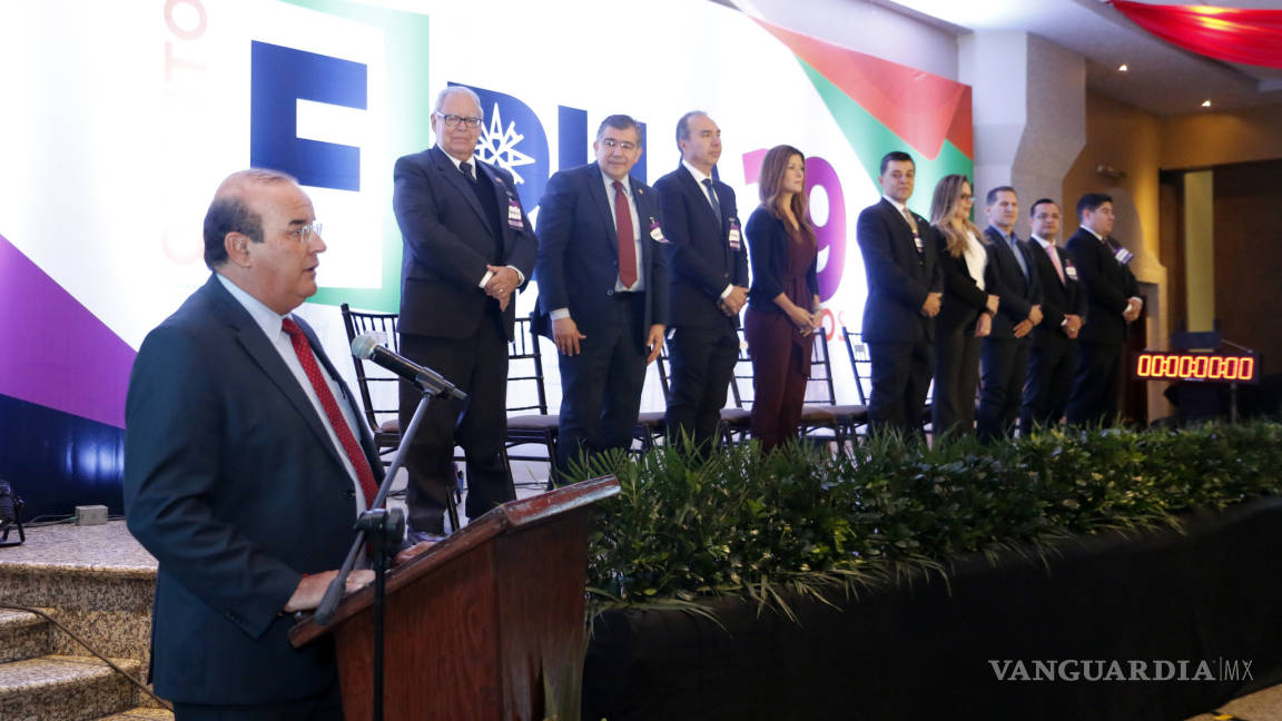 Presenta ARHCOS nuevo presidente: Elías Martínez