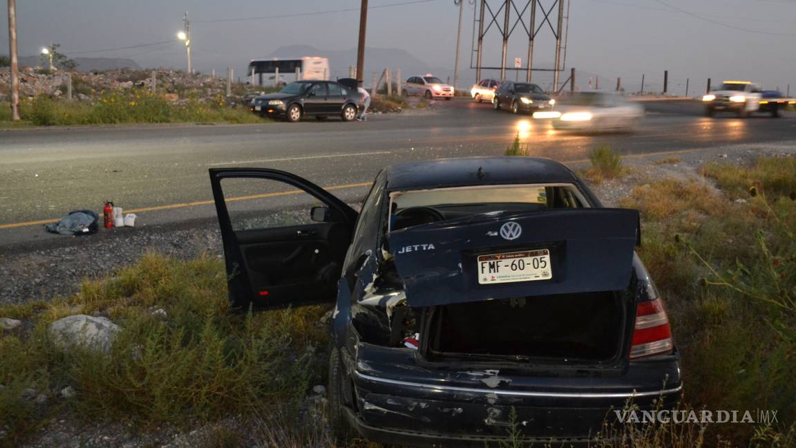 Camionero no ve auto y lo saca del camino