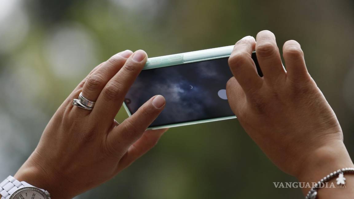 $!Usar un celular para grabar o fotografiar el eclipse, puede dañar el aparato.