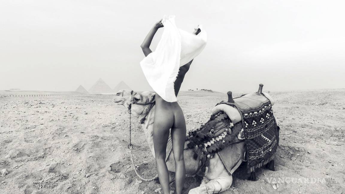 $!Modelo belga posa desnuda en las pirámides, enfada al Gobierno egipcio