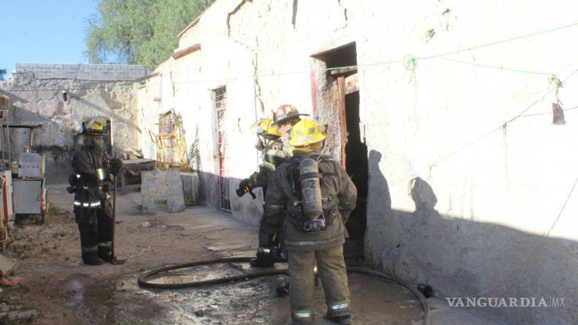 $!Las llamas consumieron muebles, ropa y parte de la estructura de adobe y madera de la vivienda.