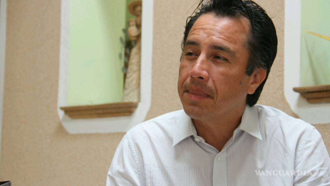 Denuncian a gobernador de Veracruz por presunta compra irregular de patrullas