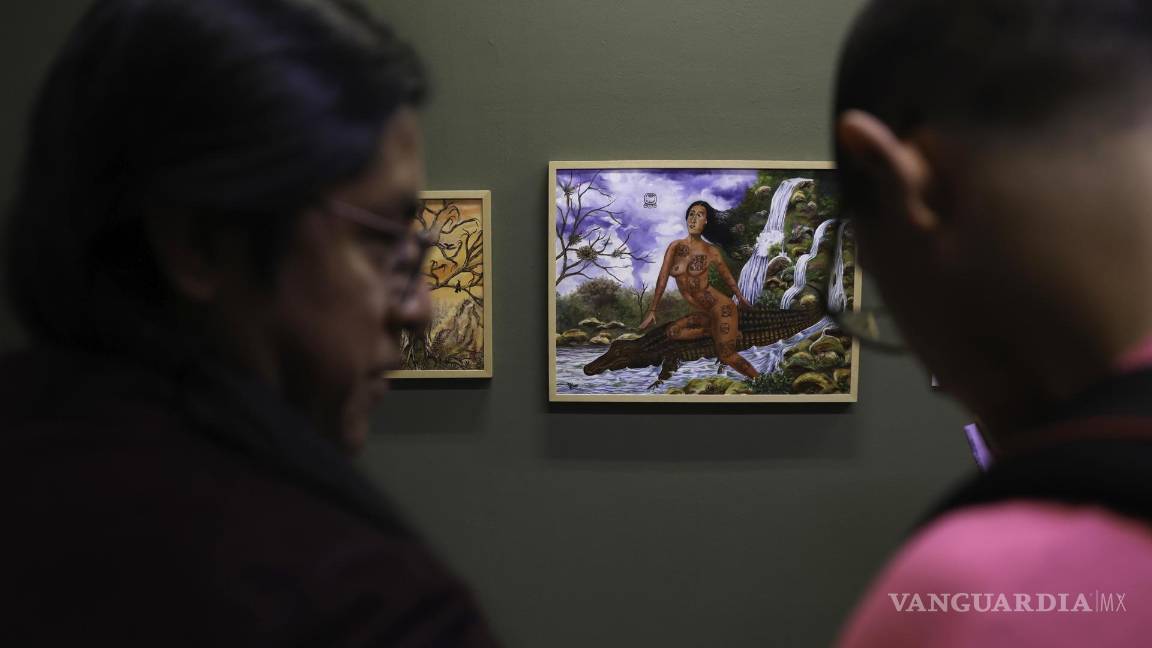 $!Personas asisten a la inauguración de la exposición 'Del arte, la naturaleza y las mujeres: Miradas ecofeministas en el arte en Guatemala' en Guatemala.