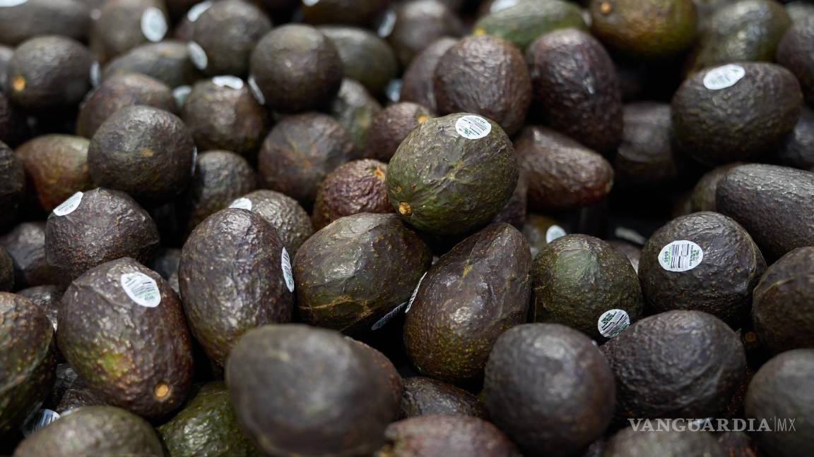 $!Aguacates importados de México se venden en un mercado mexicano en Los Ángeles, California.