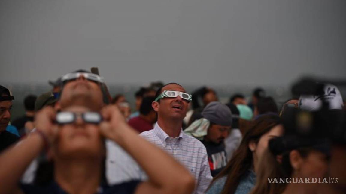 $!Desde el antiguo Cuartel Militar, el alcalde Emilio de Hoyos observando eclipse.