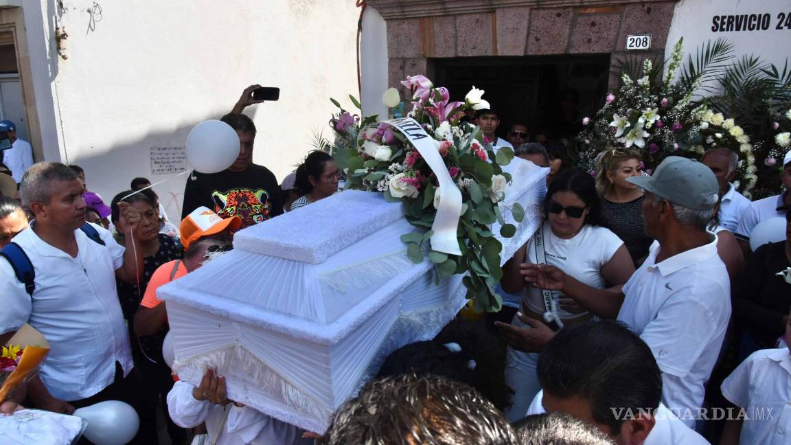 $!Familiares y pobladores dan el último adiós a Camila, niña de ocho años asesinada en Taxco, Guerrero.