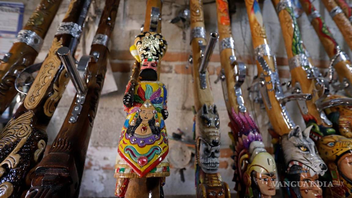 $!David Montes Rueda, carpintero de Huejotzingo compartió con EFE que lleva 20 años dedicándose a la elaboración de mosquetones.