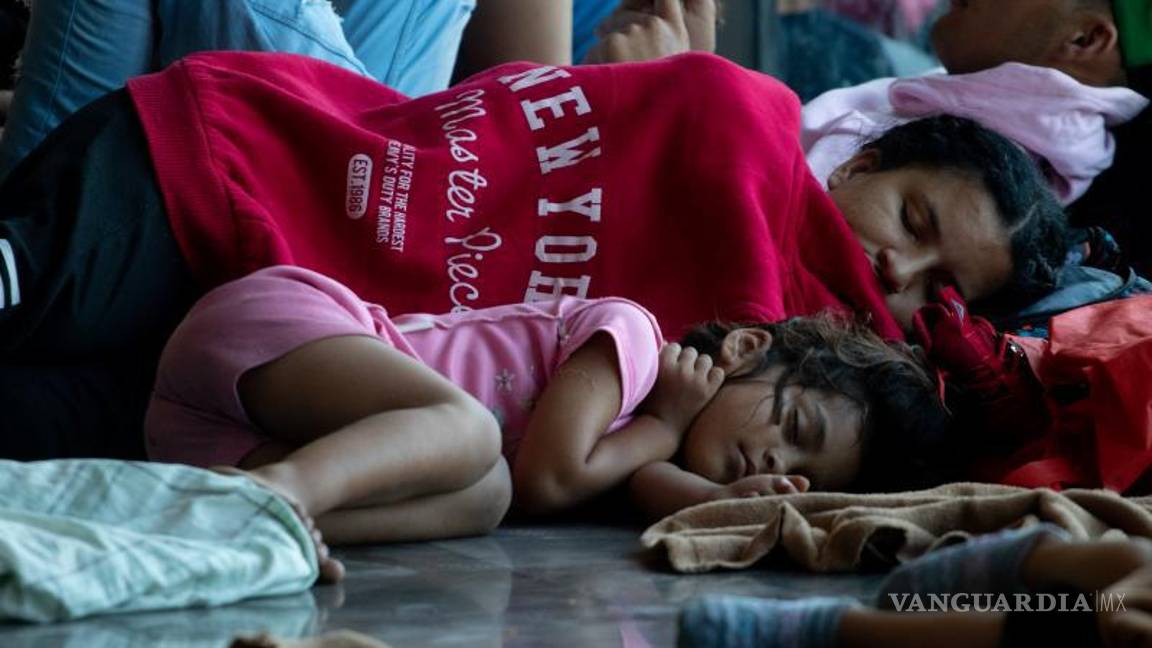 $!Madre e hija duermen en la Central de Autobuses de Saltillo luego de que fueron retenidas para continuar con su migración hacia Estados Unidos.