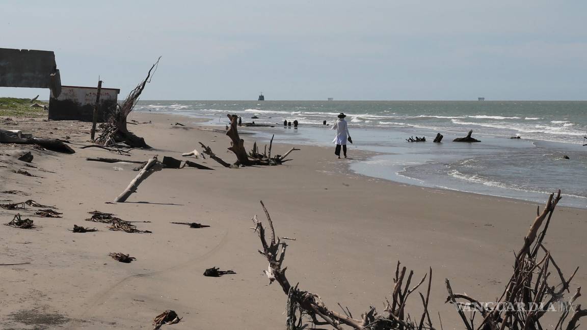 $!Habitantes de El Bosque fueron reconocidos como los primeros refugiados climáticos de la historia del país, después de que el mar “se comiera” sus hogares.