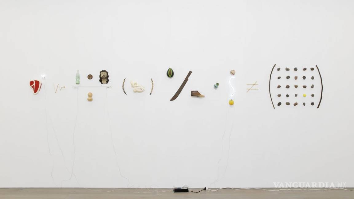 $!Avelina Lesper destruye obra de arte, luego intenta huir y todos creen que es un performance