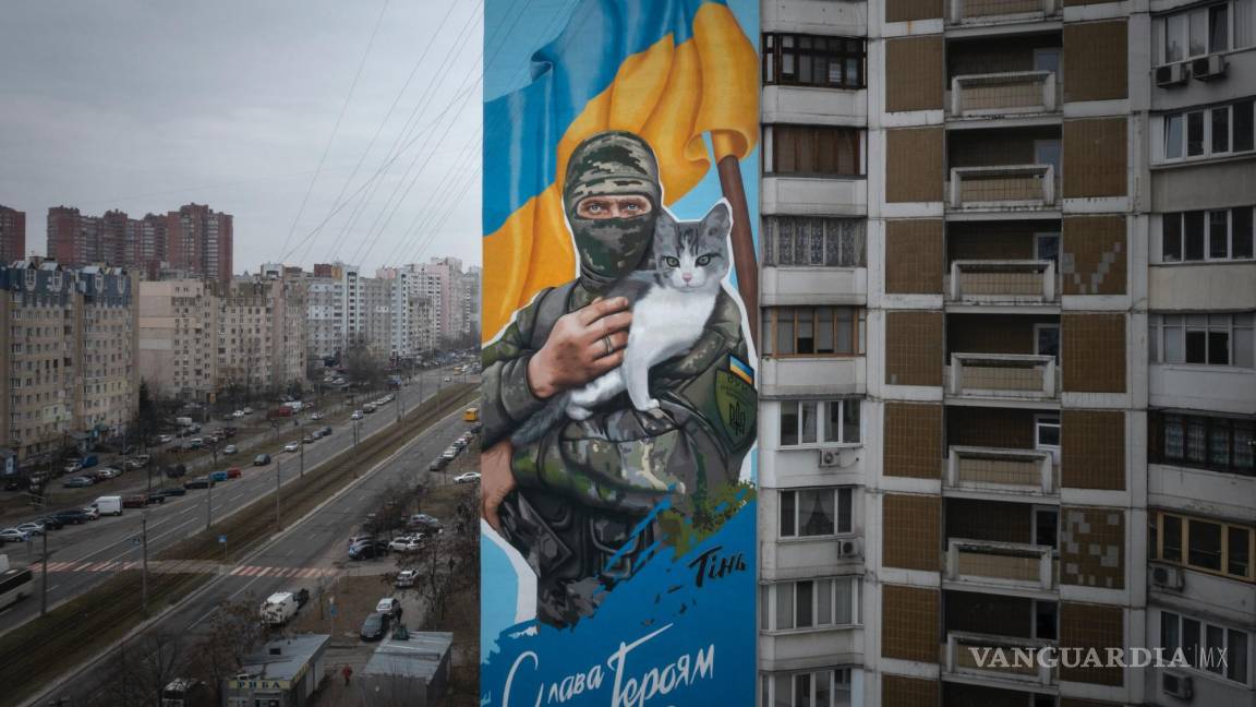 Así rinde Kiev tributo con murales bélicos a los soldados caídos en Ucrania (fotos)