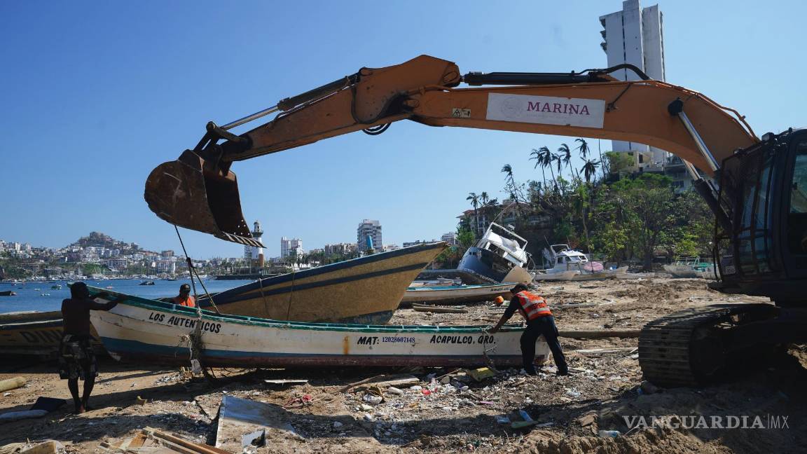 $!Residentes retiran un bote dañado tras la devastación que dejó el paso del huracán Otis, en Acapulco, México, el domingo 12 de noviembre de 2023.
