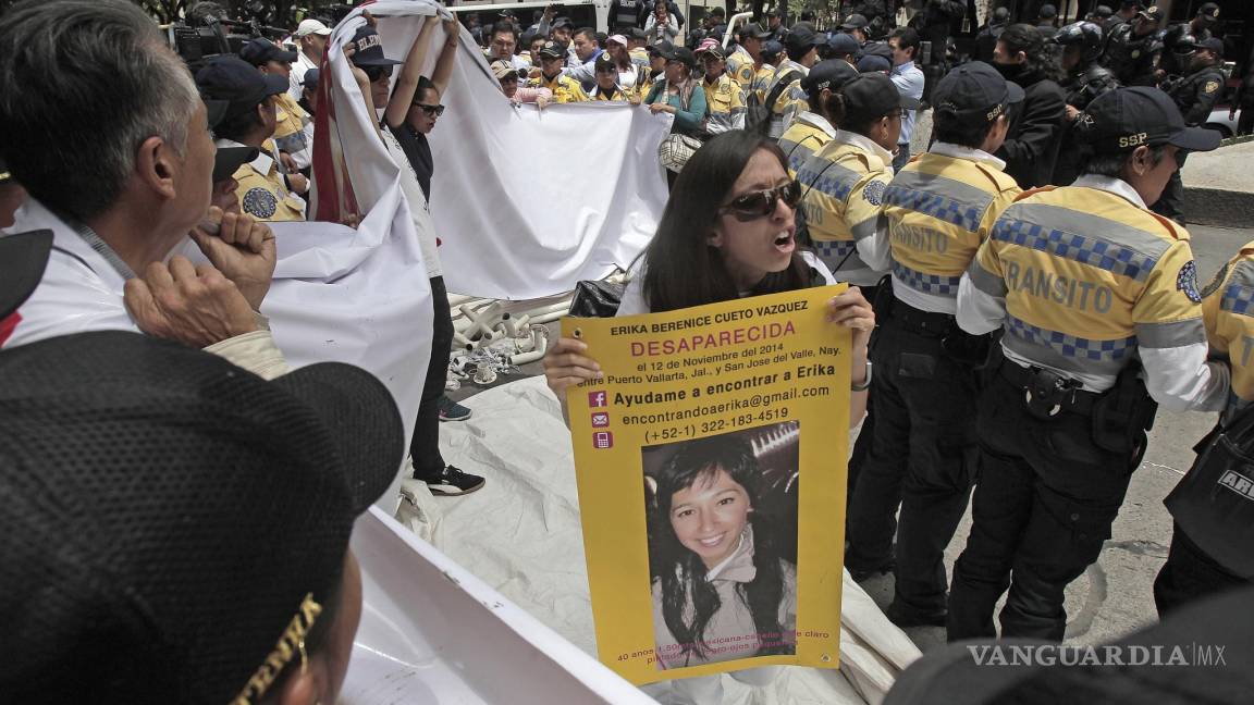 Madres de desaparecidos bloquean Reforma; policía las desalojada