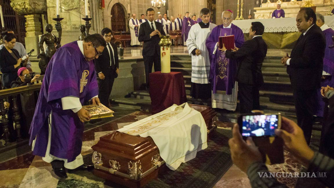 Lloran fieles la muerte del padre Machorro, fue apuñalado en la Catedral