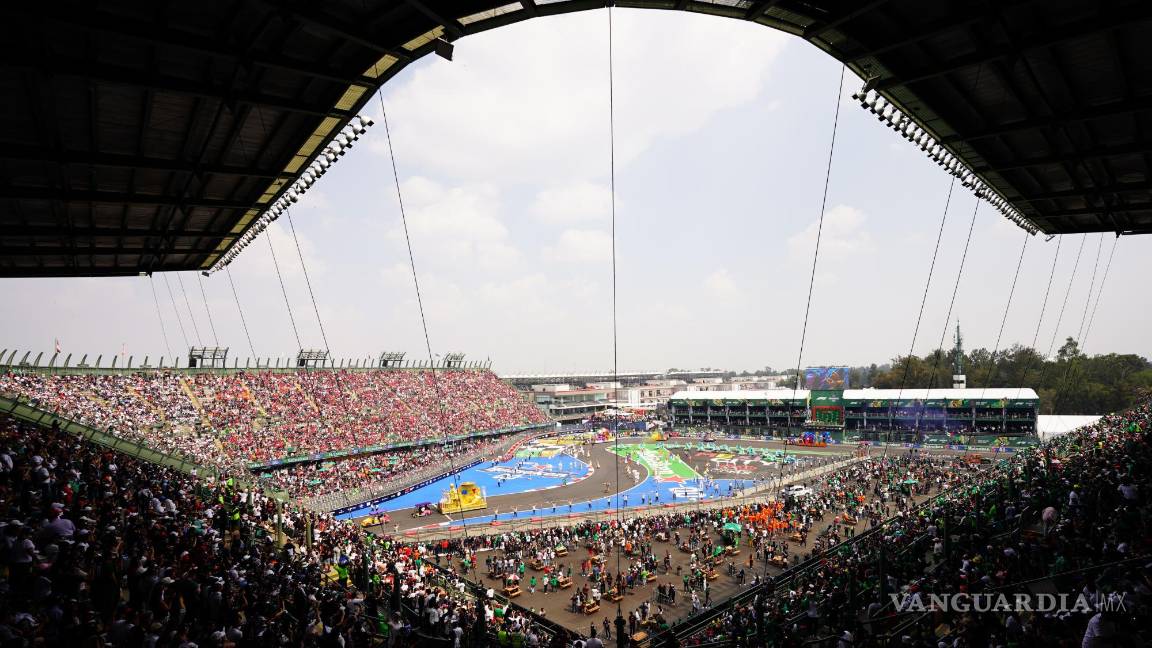 $!Aficionados previo al Gran Premio de Fórmula Uno de Ciudad de México en el Autódromo Hermanos Rodríguez en Ciudad de México (México).