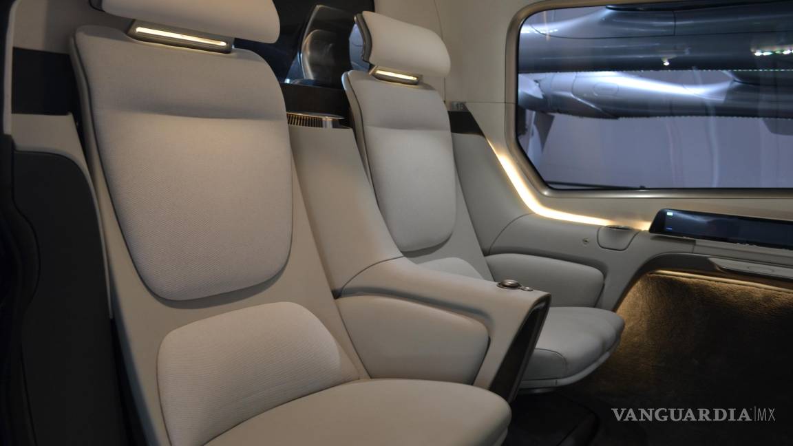 $!Fotografía del interior de un taxi volador eléctrico conocido como eVTOL de la compañía Vertical Aerospace expuesto en Miami Beach, Florida.