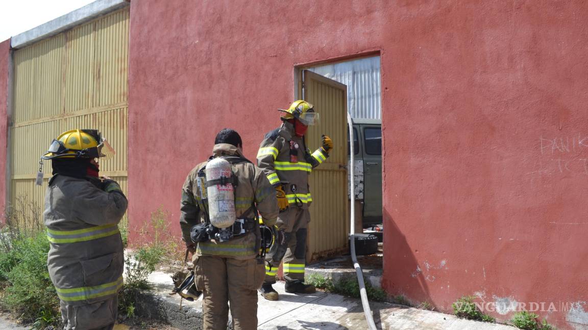 Se incendia bodega de taller mecánico en Saltillo
