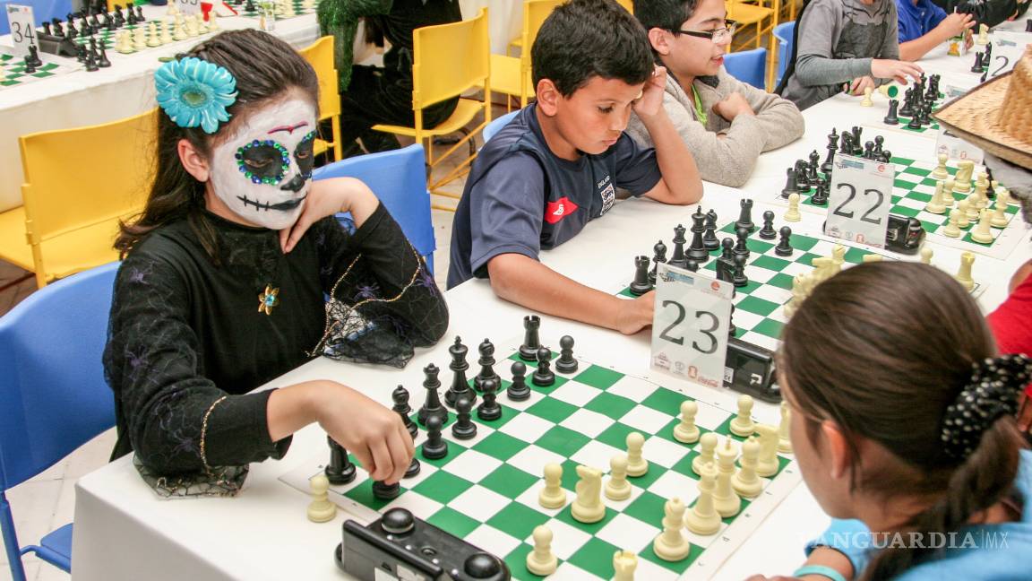 $!Fiesta de estrategia y disfraces de Construajedrez