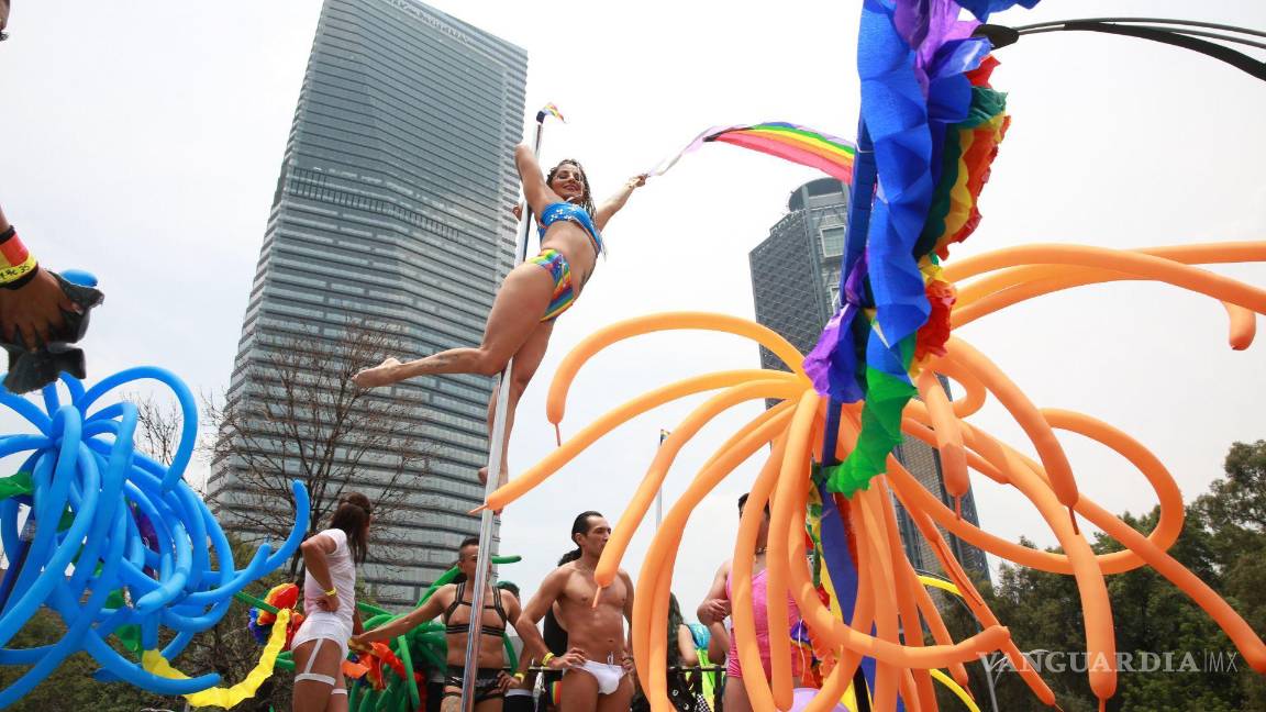 $!Participantes desfilan en la 44 edición de la Marcha del Orgullo LGBTTTIQ+ realizada en avenida Paseo de la Reforma.